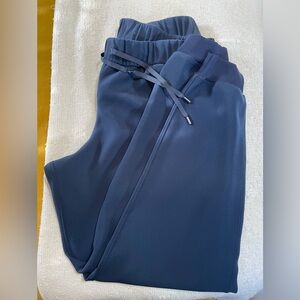 Lululemon size 10 navy stretch twill jogger.
